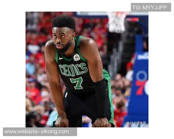 杰伦布朗谈第三节被撤下先发感到不满但尊重教练的战术选择